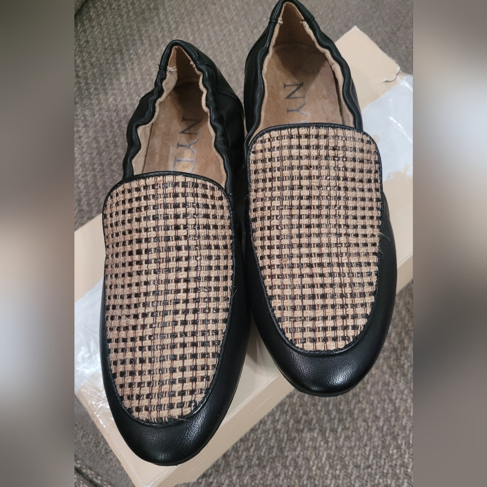 Women's Stylish, Ultra Comfortable Tan And Black Flats NWT Size 6